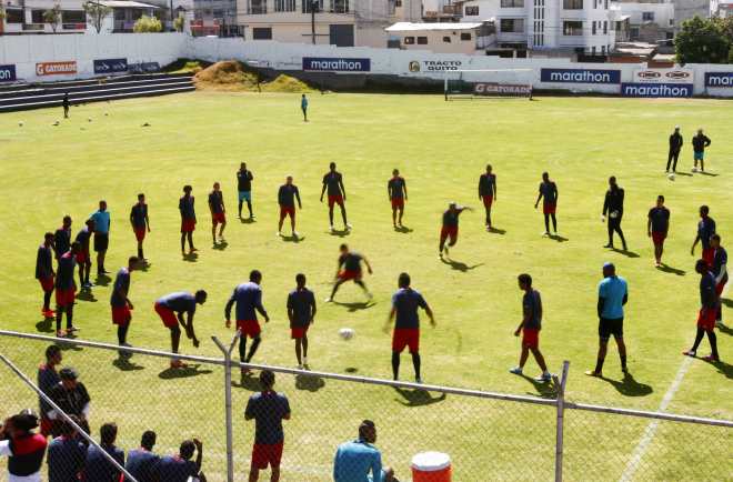 Los jugadores del Deportivo Quito no han podido entrenar con normalidad en el 2013 y 2014. Foto: Julio Estrella / El Comercio