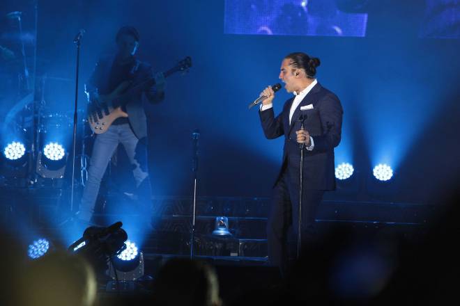 Alejandro Fernández en pleno concierto en Quito. Fotografía de Eduardo Terán / El Comercio.