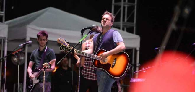 Vicentico y a la izquierda su hijo Florián, quien también es parte de la banda. Foto tomada de El Telégrafo.